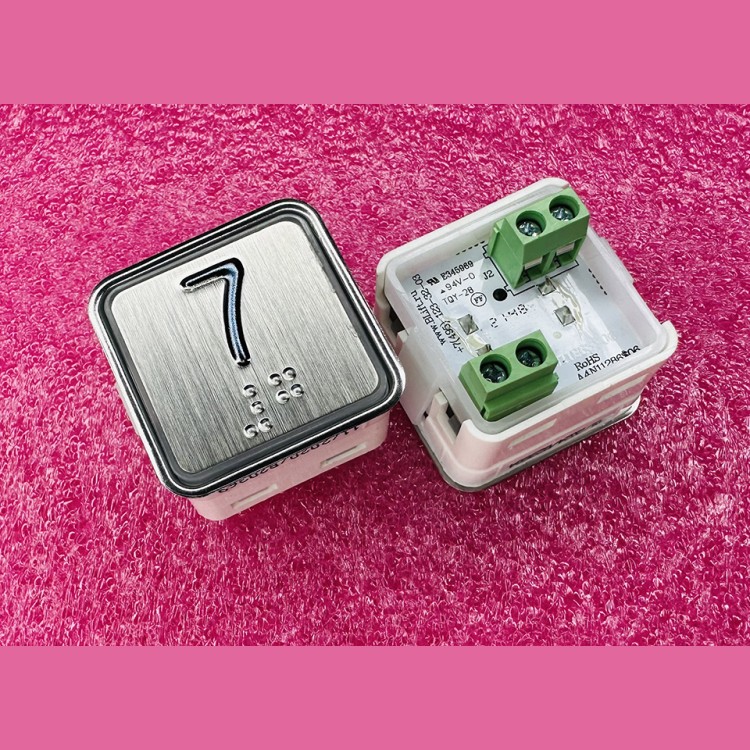 Модуль кнопочный квадратный красная подсветка код брайля "7" A4N11286$06 KA302-S-R-07 ЩЛЗ